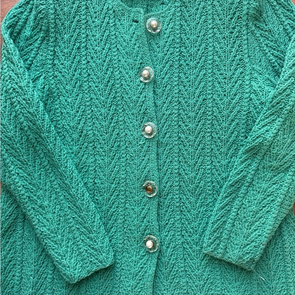 💚✨ Cozy & Chic! ✨With one pearl missing - Picture 2 of 9